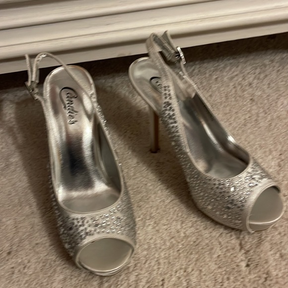 Candie’s Sling Back Peep Toe Silver Size 8 High Heals - Picture 2 of 5